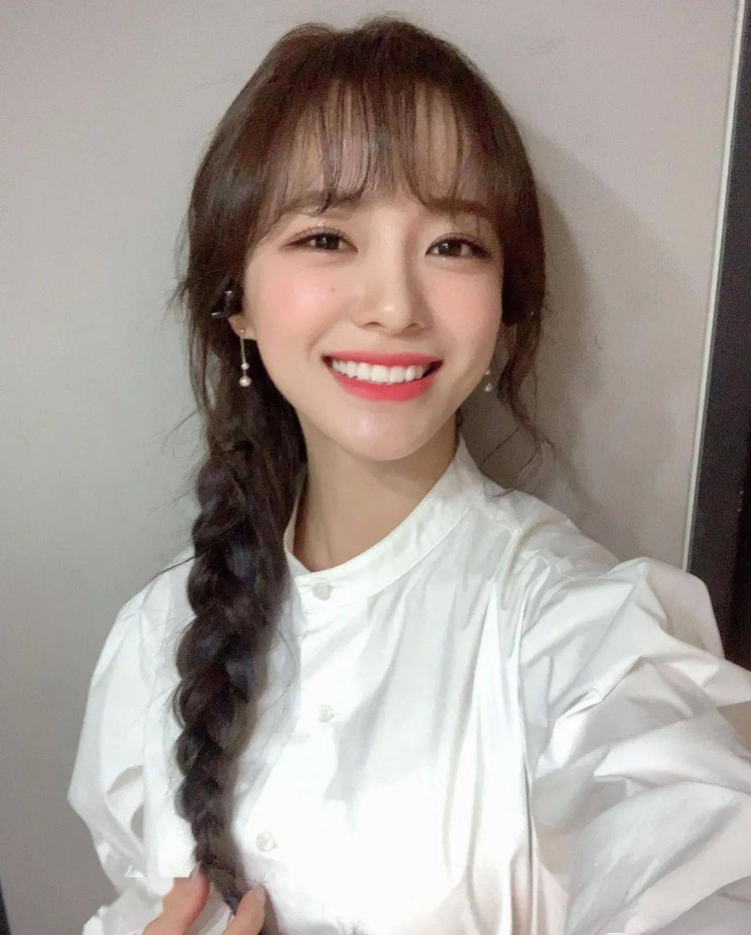 来看看爱足球的韩国甜妹儿