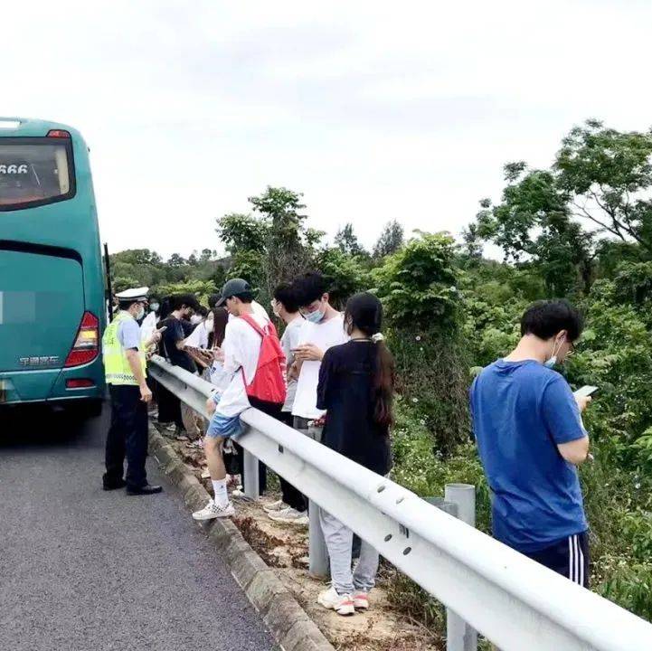 茂名一群大学生包车回家，大巴在半路无油了…… 高速公路 警示 大客车