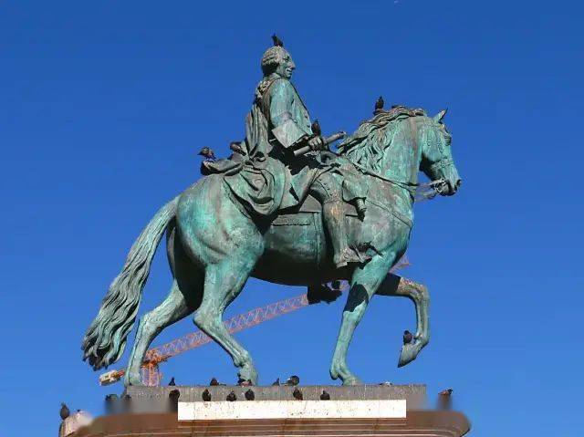 2广场上的卡洛斯三世的骑马铜像3卡洛斯骑马铜像前4人流涌动