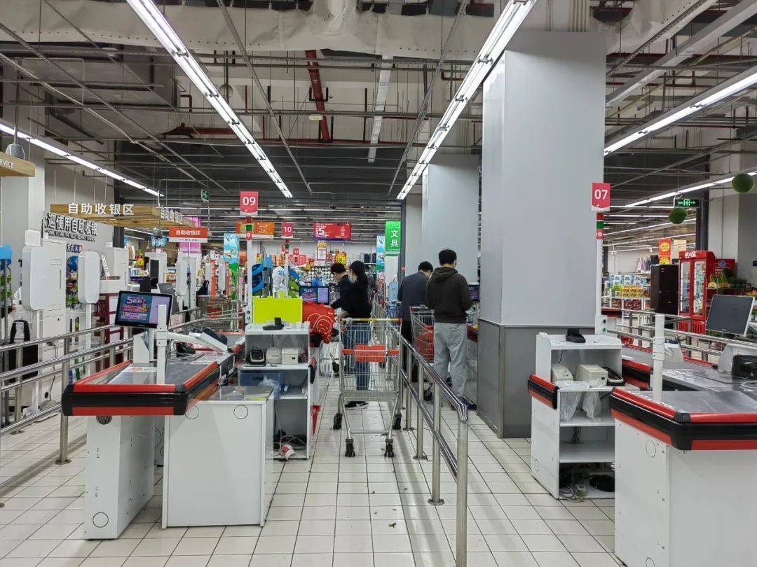 百联大润发澄浏店恢复线下营业错峰限流满足市民采购需求