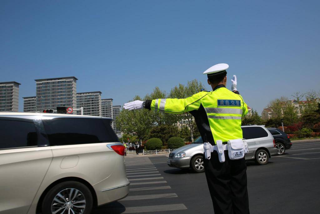 黄岛交警用坚守诠释最美劳动者