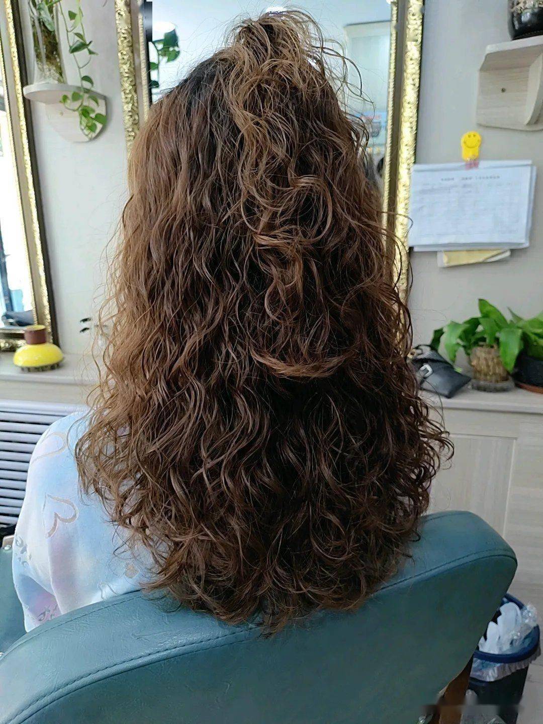 对于发量比较少的姐妹来说,顶着满头小卷卷的长发造型也特别的时尚