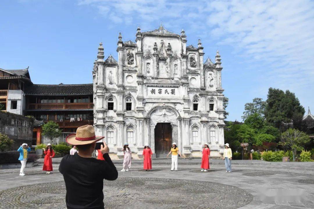 天柱县三门塘景区,已成游客"五一"打卡热地,游客大多是来自天柱县周边