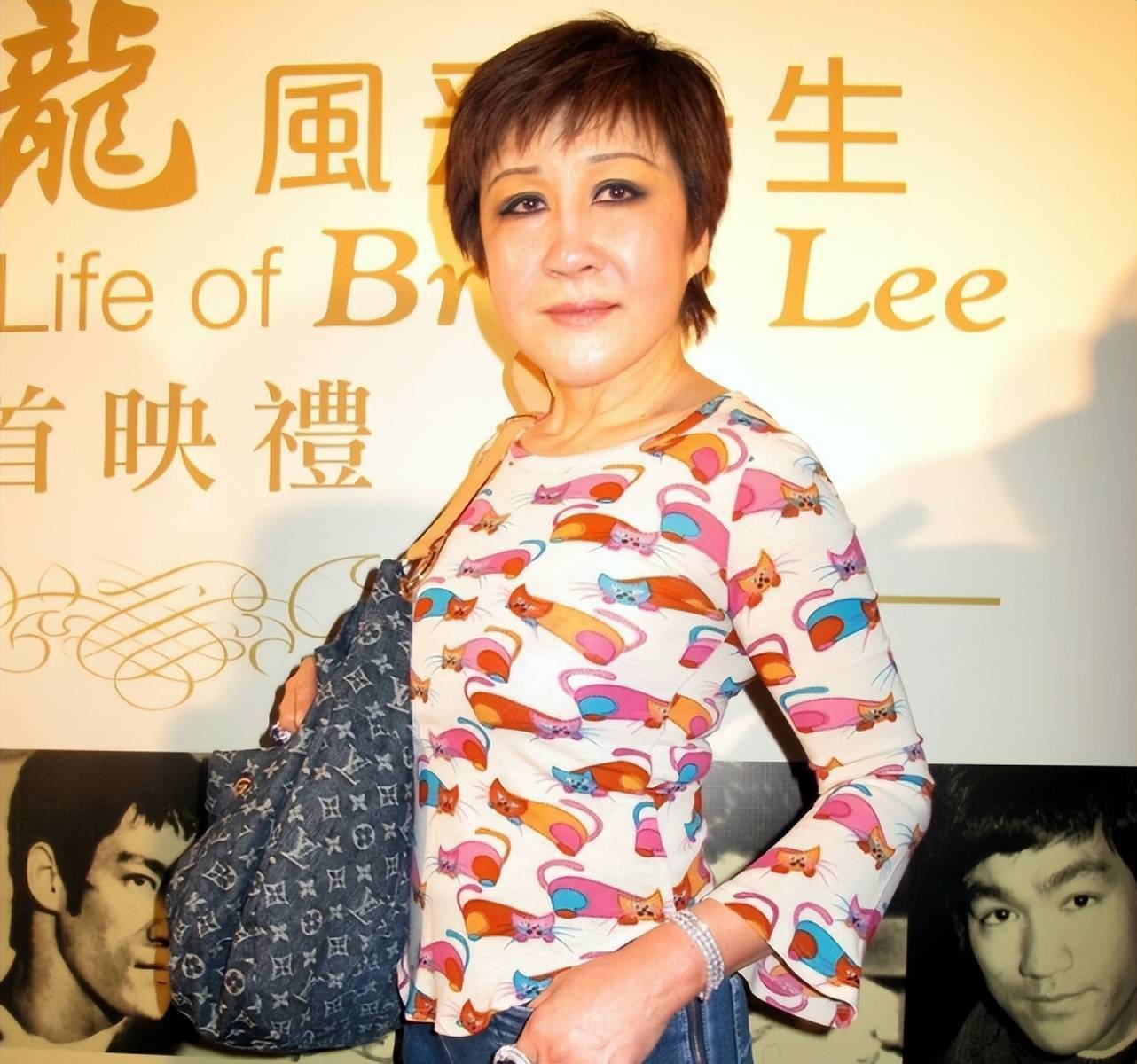 向华强前妻罕见露面,75岁高龄仍然风采依旧,背万元包包尽显富态_丁佩