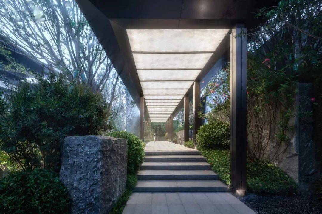 拾阶而上,小径幽幽,点以花木,缀以景石,穿行于连廊和茂林之间,斑驳的