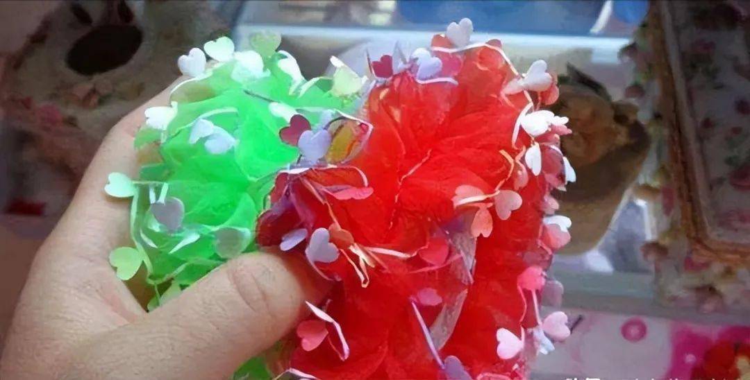 27,八十年代的头绫子,颜色非常的鲜艳,当年女孩子带这些发饰在头发上