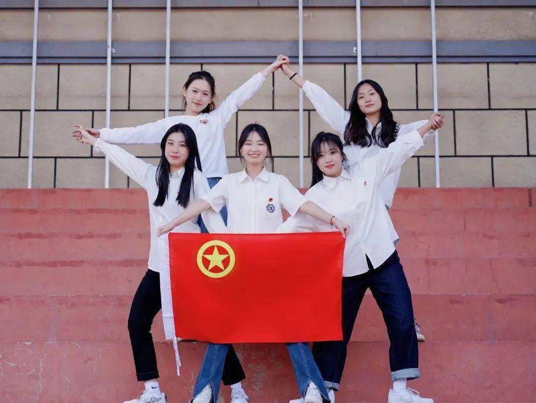 我和团旗团徽的最美合影