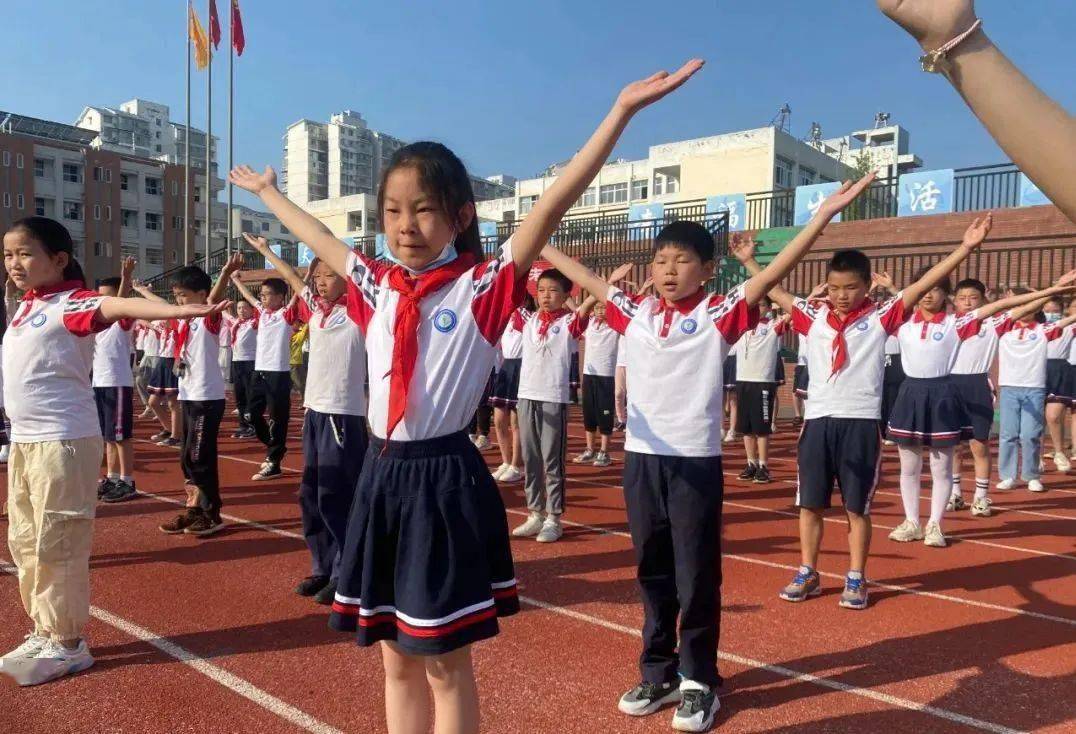 守护平安遂宁市广德初级中学校举办校园禁毒操比赛