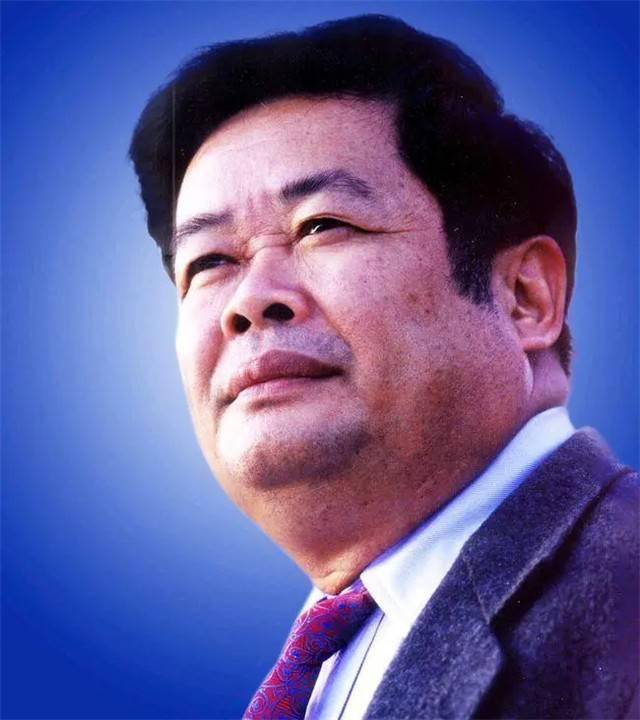 然而成功人士总是毁誉参半,接受了鲜花和掌声的同时,肯定也会遭受到别