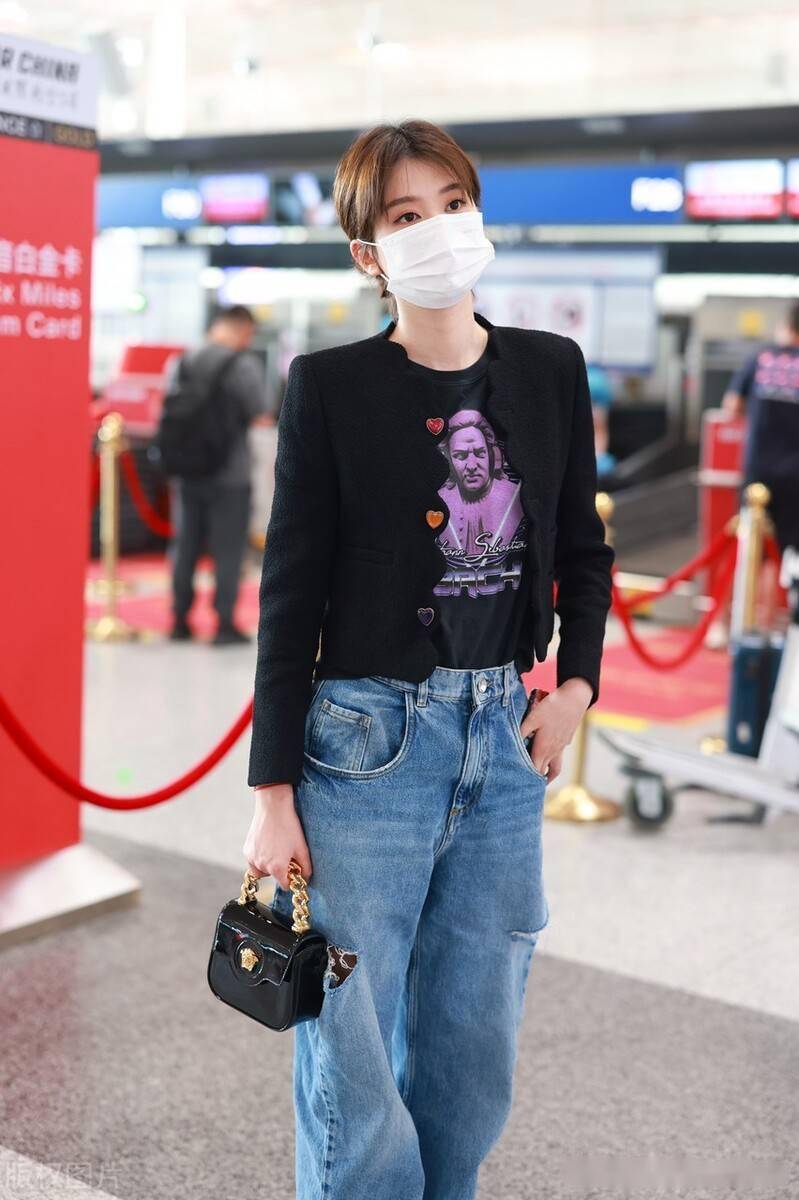 街拍乔欣短外套牛仔裤时髦街头