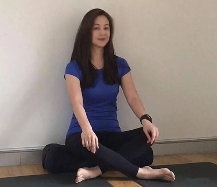 王羽曾江接连去世王馨平时隔多日平复心情约好友聚会展露笑颜