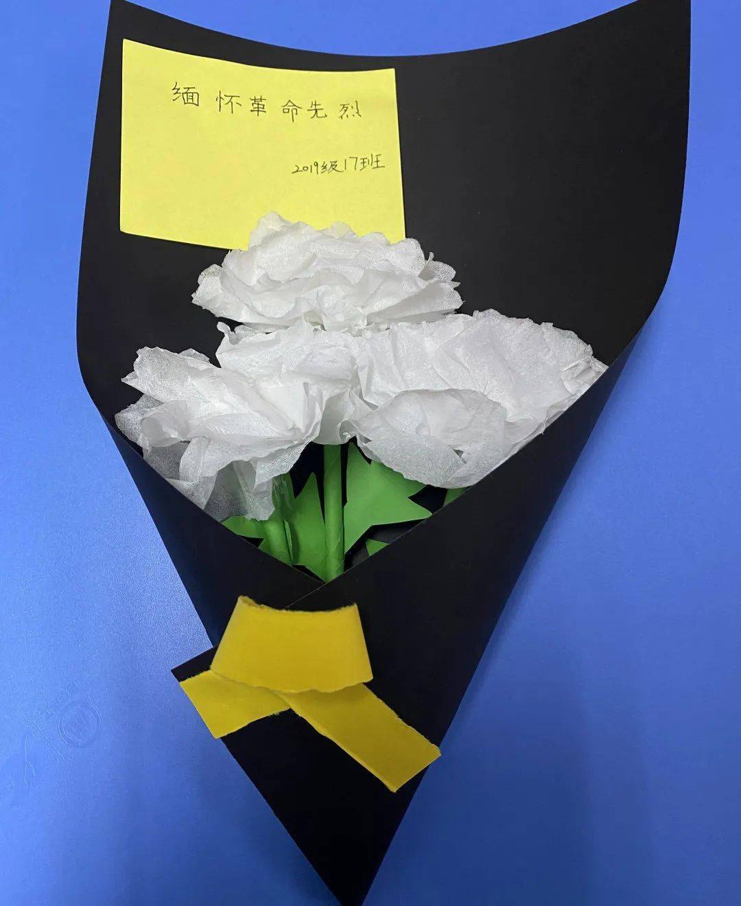 最后,同学们制作手工花,在有意义的劳动体验中缅怀革命先烈.