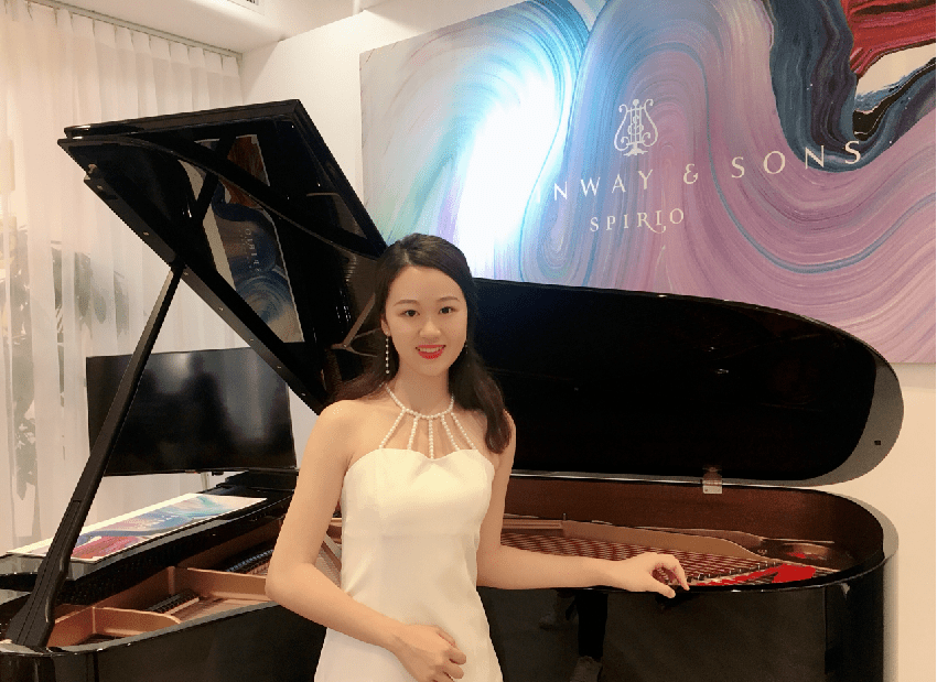 程欣硕士毕业于英国卡迪夫大学，曾获国际奖学金本科毕业于星海音乐学院