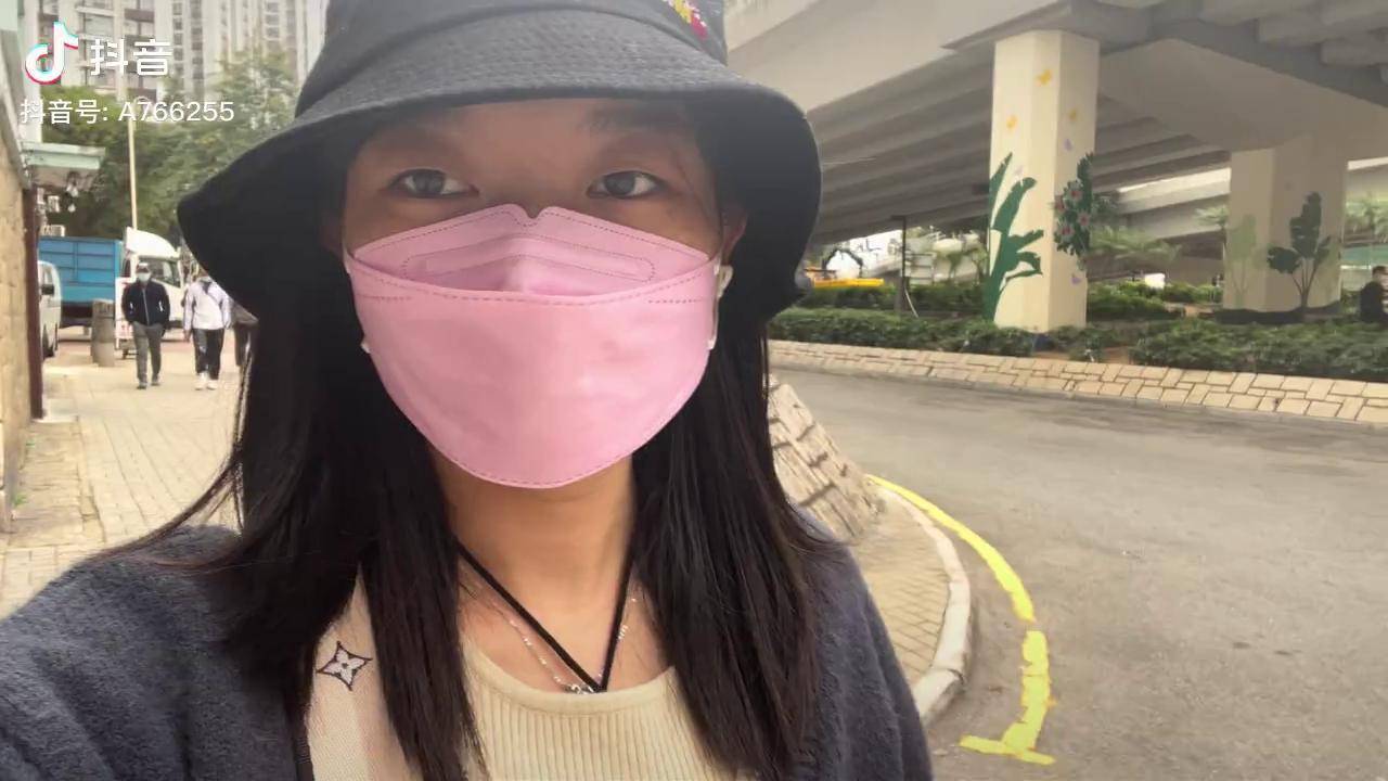 香港小珠妈妈送礼过来若曦妈妈受宠若惊好几千的金手链太贵重