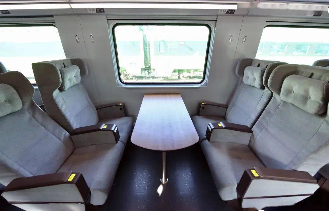 等座席的充电接口"绿巨人"复兴号动车组复兴号动车组行驶在大凉山脚下