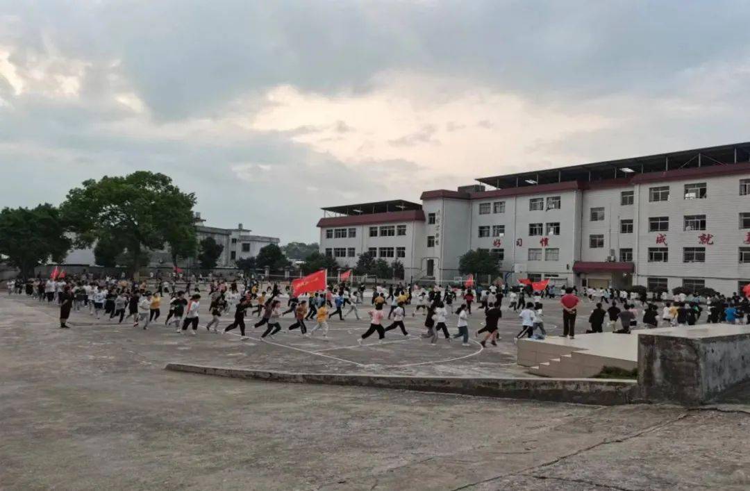 校长简介林法宁:武平县武东中学党支部书记,校长;高级教师;福建省实事