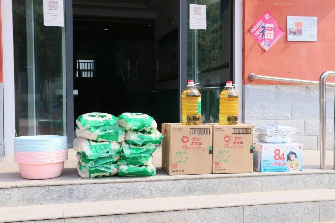 县委副书记鞠重理看望慰问残疾学生和特殊教育工作者_给予_发展_教室