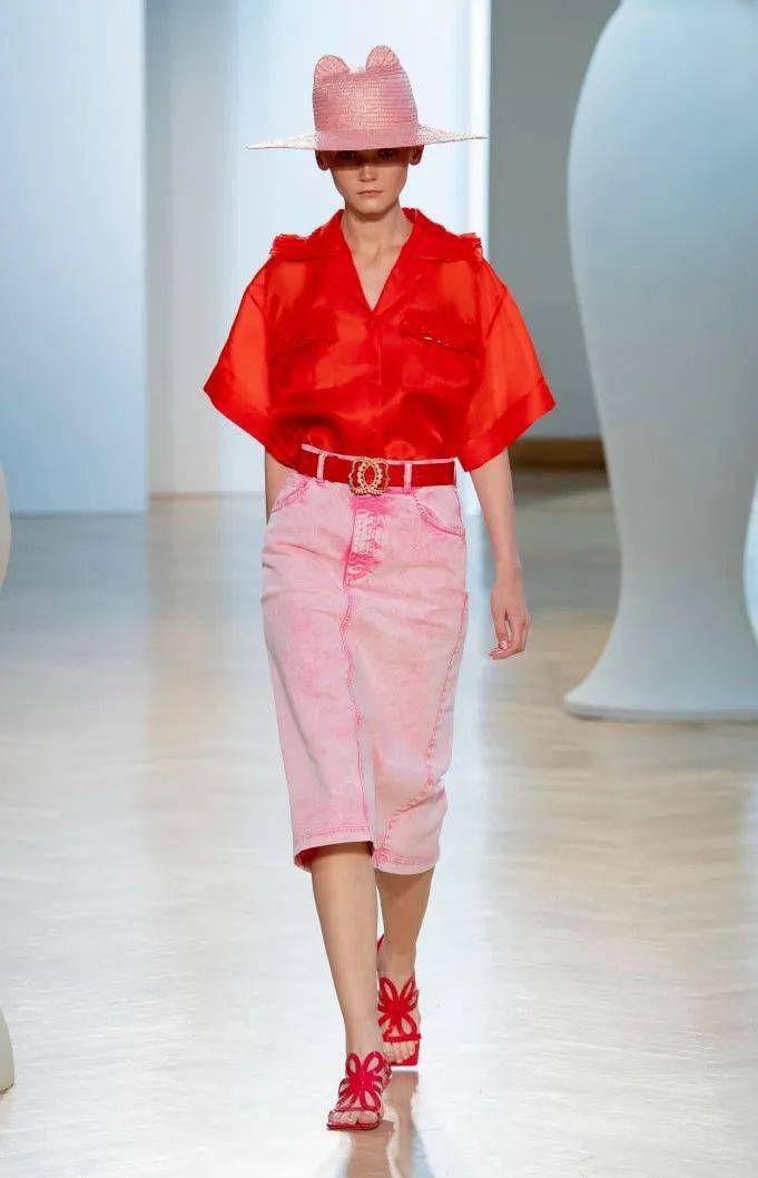 夏天衣服颜色的搭配让你更清爽又亮眼