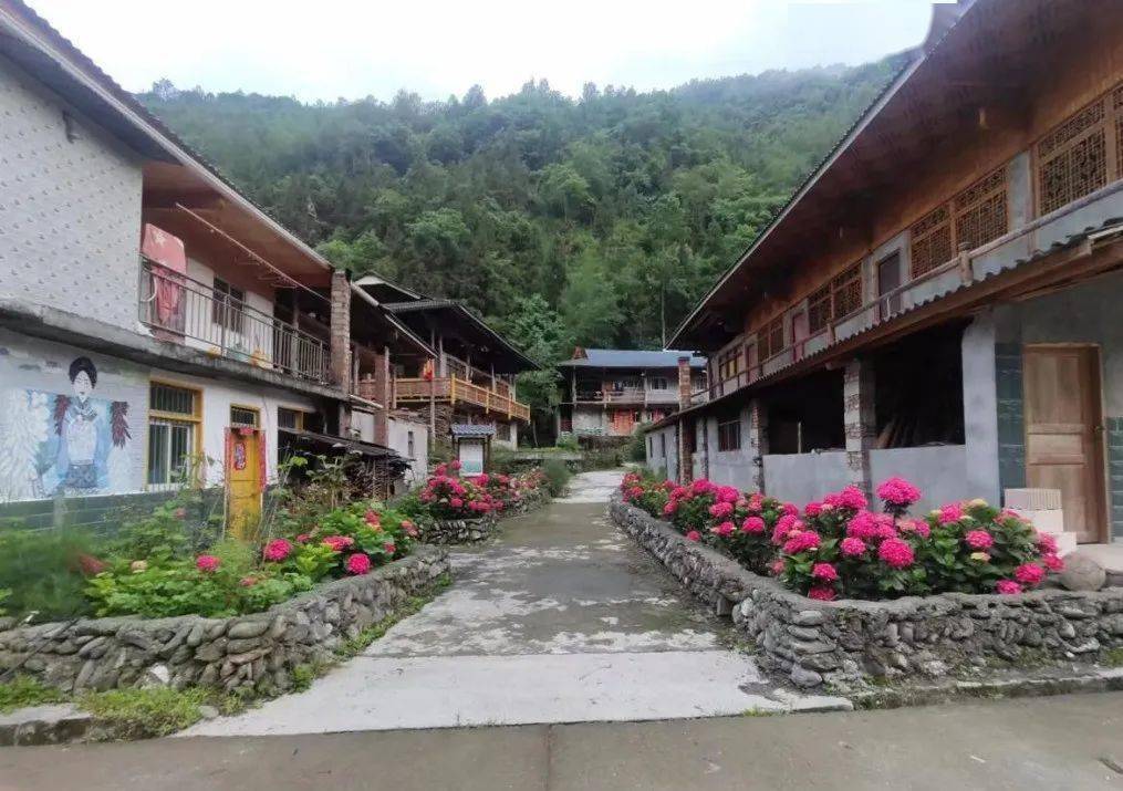 汇海楼星级指数:★★地址:北川羌族自治县青片乡高峰村花溪景王家大院