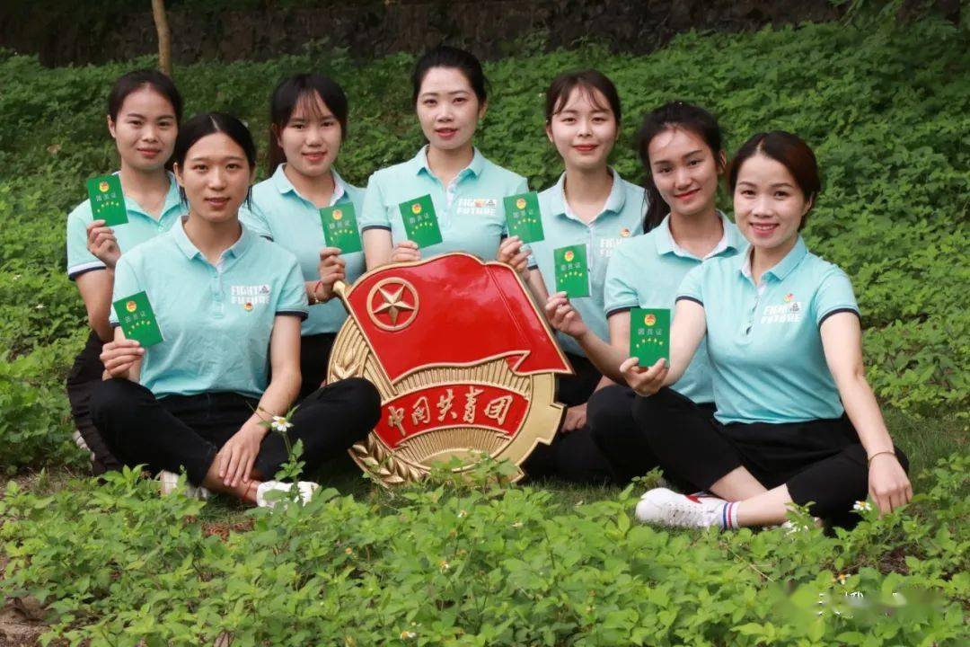 我与团旗团徽合影定格最美青春一