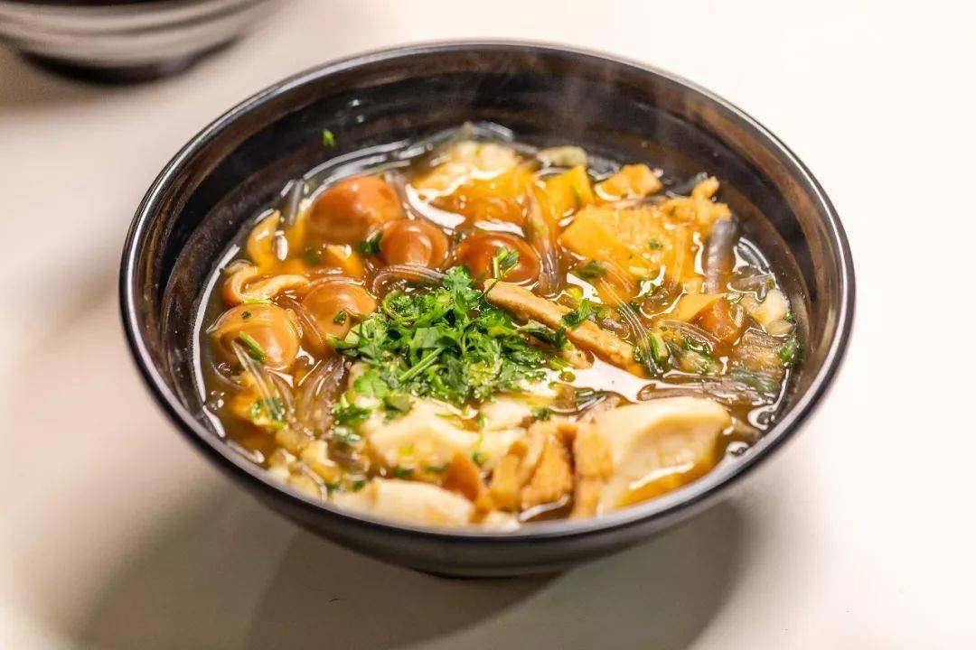 想去吃一碗豆干面,再来一碗鸭血笋汤,加满满的一份料!56.