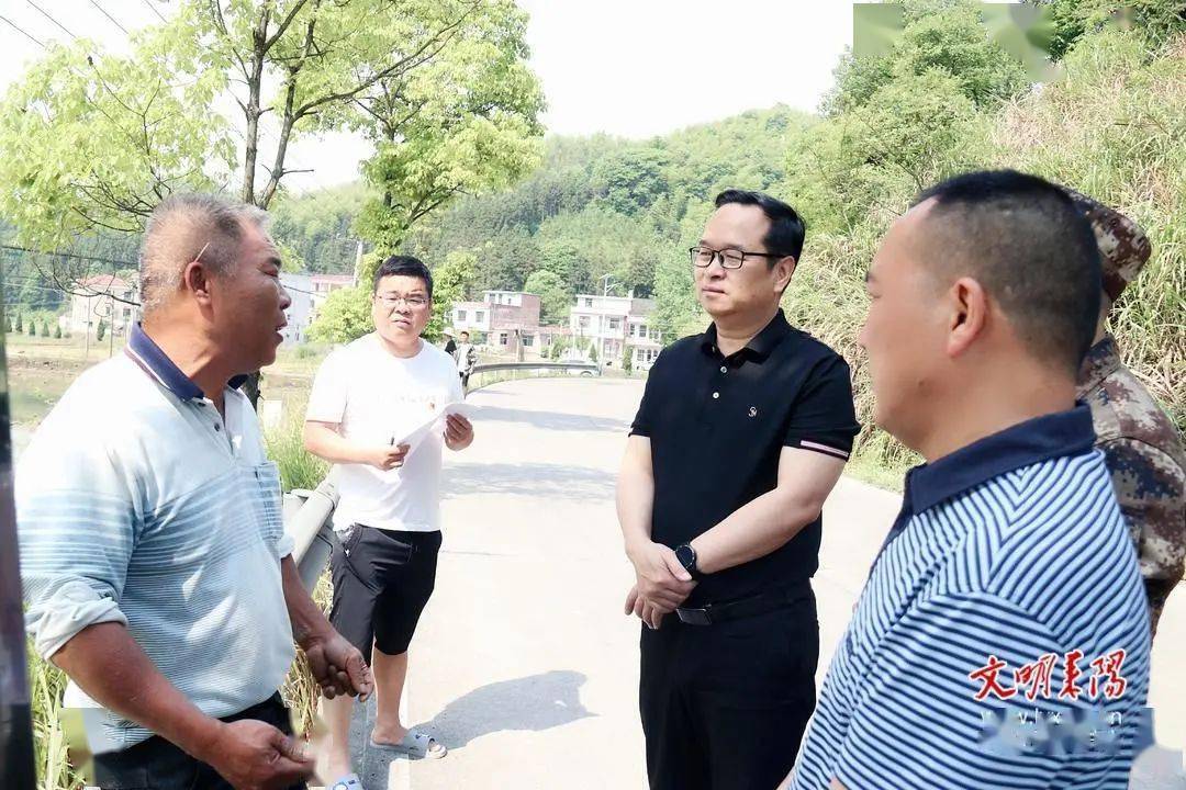 郭兴中一行到三都镇督导扫黑除恶工作