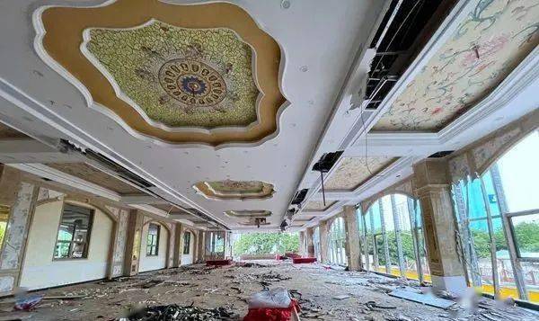 记者进入大楼内部看到,现场一片狼藉,一楼的墙上还张贴着三张通知.