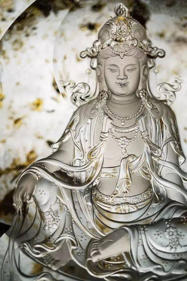 佛像造型在玉雕创作中要重视美感,佛头亦然,这美感,超脱俗尘之美,望之