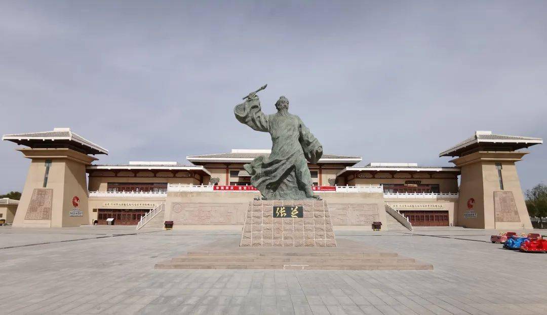 瓜州有座草圣故里文化产业园,由两湖,两山,湖心岛和书法文化长河组成