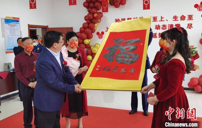 河北保定两名抗疫志愿者隔离点举办云婚礼