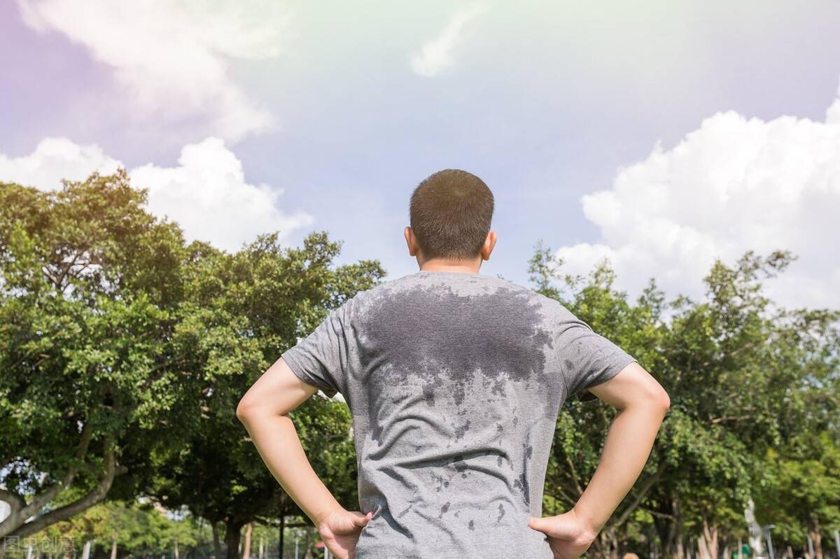 夏天出汗多是身体排毒好提醒3种异常出汗警惕是疾病信号