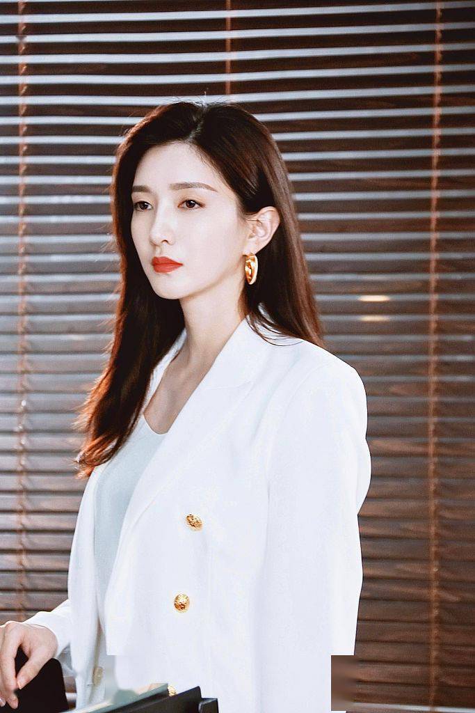 江疏影新剧女士的法则开播白色西装造型曝光又拽又飒