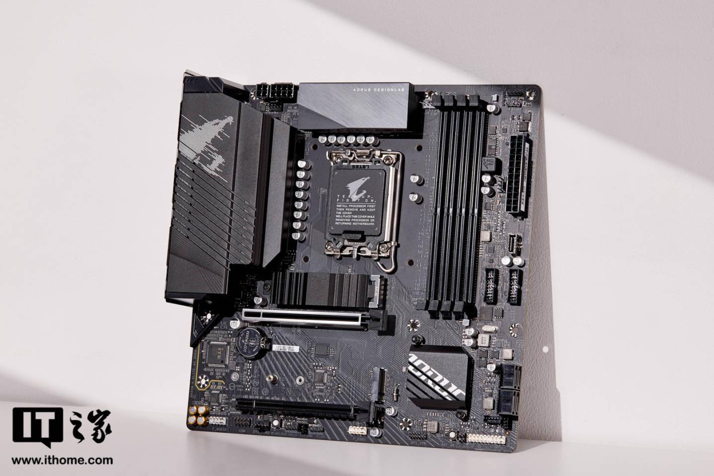 技嘉b660m小雕aoruseliteax主板图赏装甲风外观设计