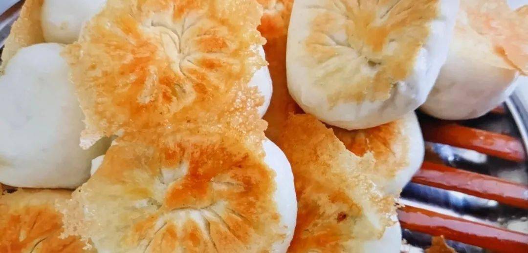 美食淄博皮薄馅足酱香十足博山特色水煎包