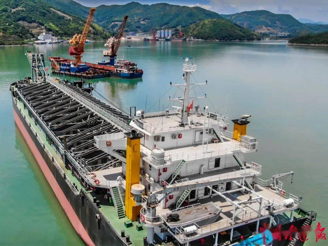 船的护航下,从浙江苍南北关岛水域起锚出发,前往福建福鼎沙埕港某船厂