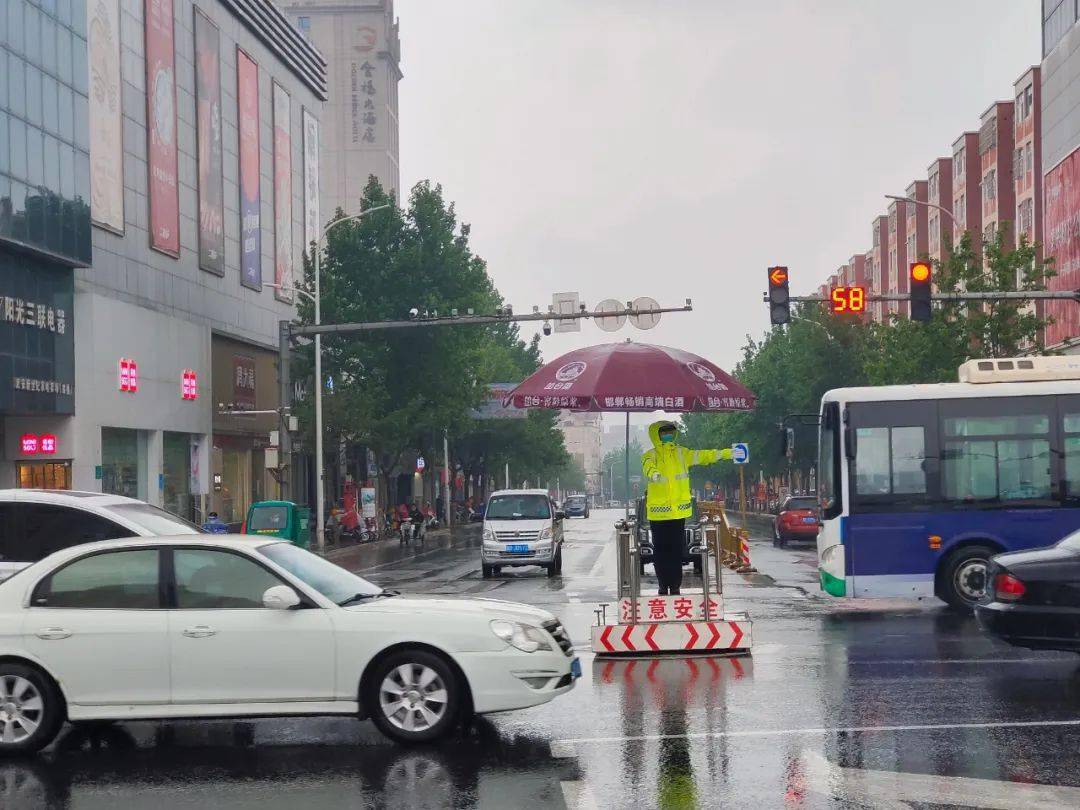 交巡警事第168期下雨不下崗邯鄲交巡警守護您的平安回家路