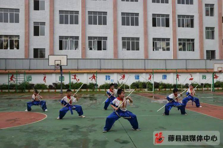 藤县这一学校的课间操是武术