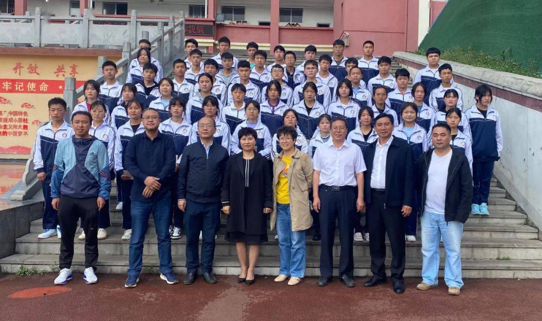 下午15时,在盘州市第九中学通过视频会议的形式开展捐赠仪式,香港慈恩