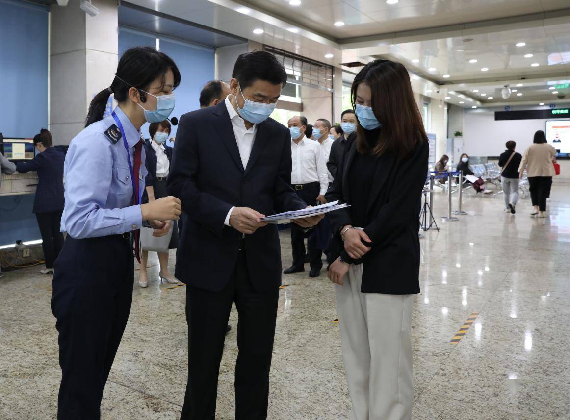 圖為 國家稅務總局湖南省稅務局黨委書記,局長劉明權(中)在辦稅服務廳