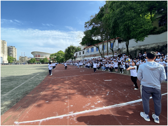 峨眉二中 :让学生学会一项体育运动技能
