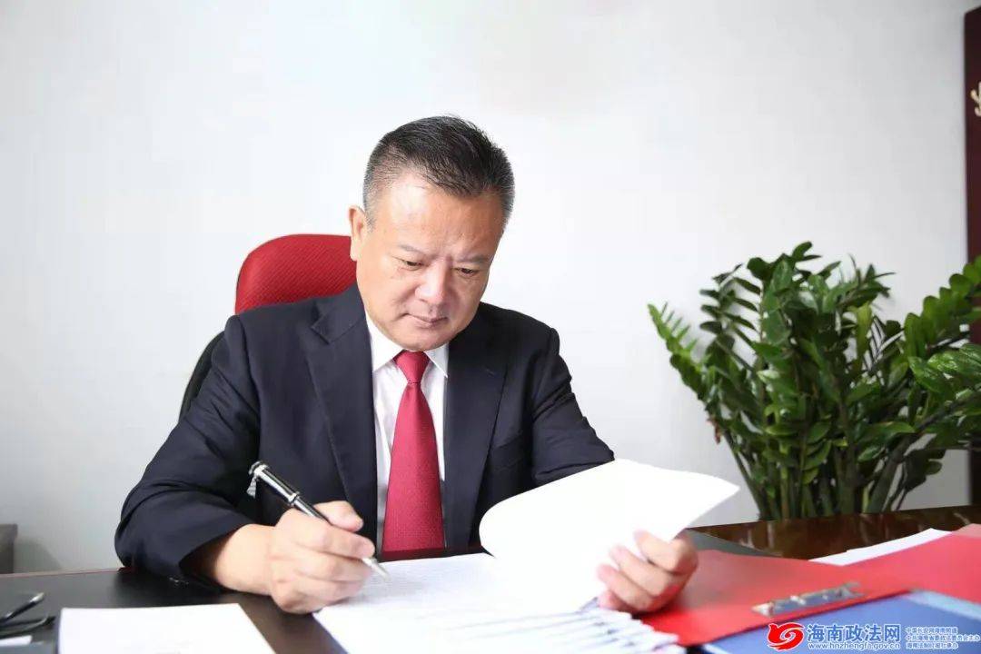 历任海南省高级人民法院副处级审判员,刑事审判庭副庭长,正处级审判员