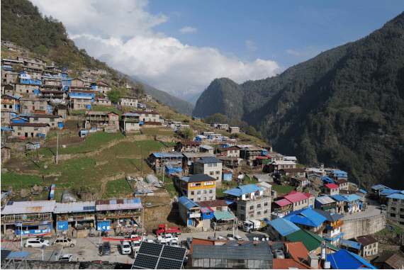 喜马拉雅深山里，传统夏尔巴村落的“现代范儿”
