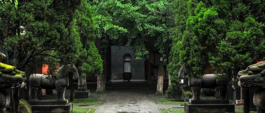 "丞相祠堂何处寻,锦官城外柏森森",这是杜甫在《蜀相》中的诗句,诗中