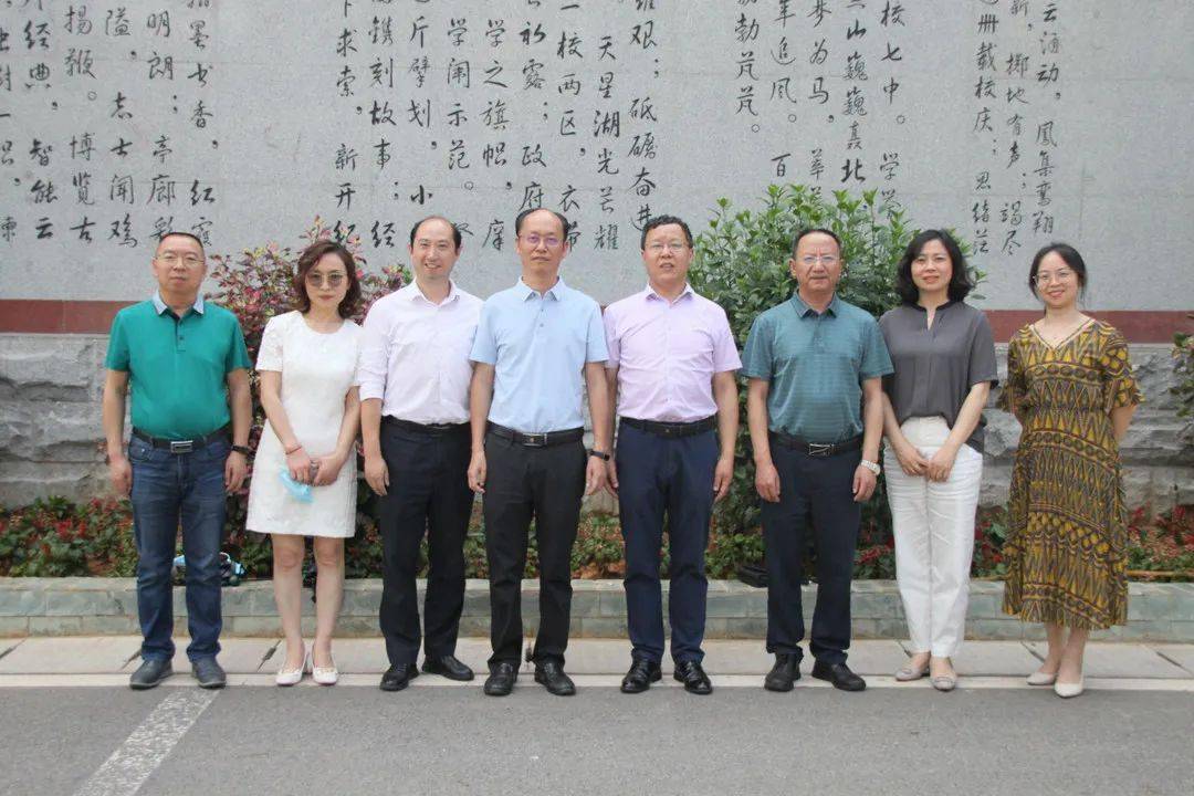 5月11日下午,四川省档案学校校长向晓东带领考察团莅临我校花城校区