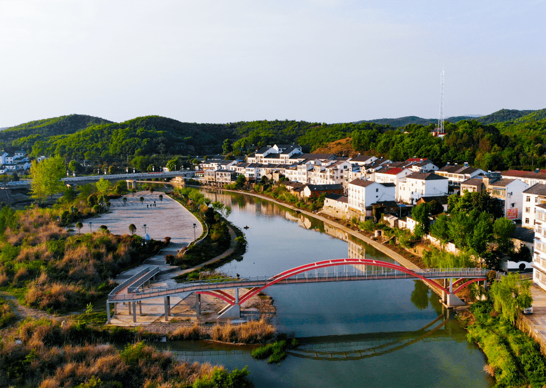 月亮岛广场位于镇区八折河畔,客店大桥旁,是休闲娱乐,露营,烧烤的好