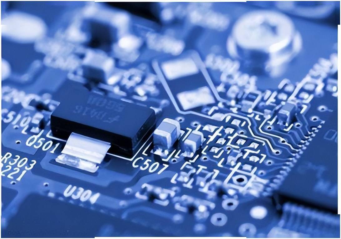 地引进微电子技术支持下的设备来提高企业的生产效率和产品的精准度