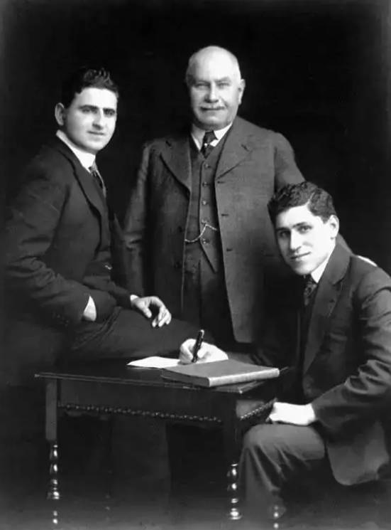 注:埃利·嘉道理和两个儿子埃利去世后,长子罗兰士·嘉道理,也就是