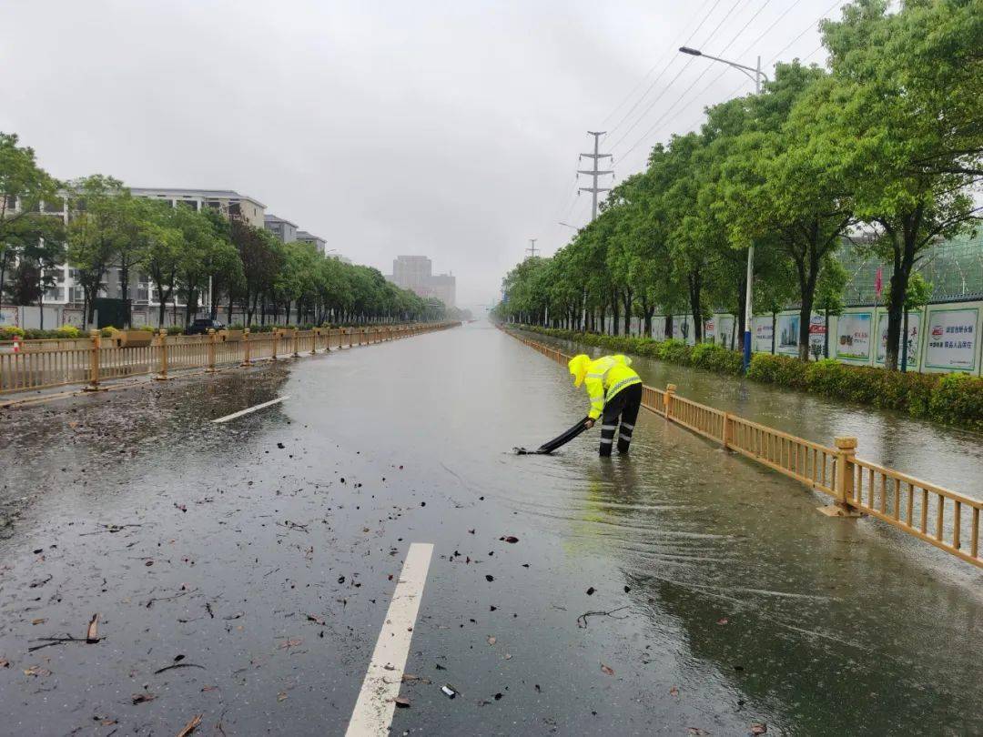 强降雨致道路积水,新余警方居然做了这件事…_下水道_风雨_路段