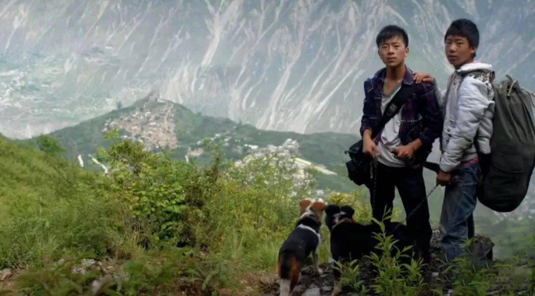 汶川地震14年后,那个小男孩终于红了_王光强_母亲_牛肉干