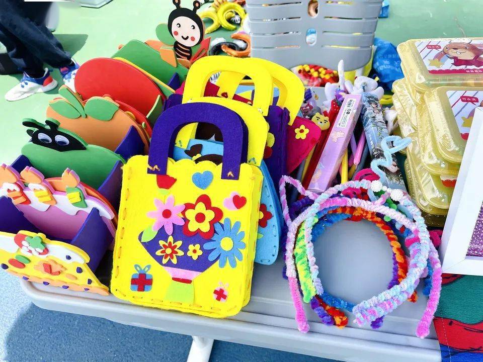 汕尾华附浓情五月爱相伴汇聚力量传温暖我校爱心义卖活动隆重开场